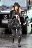 th_37912_Preppie_-_Hilary_Duff_at_a_medical_building_in_Beverly_Hills_-_Jan._20_2010_6127_122_371lo.jpg